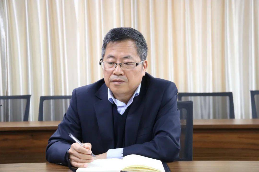 场区三楼会议室召开平安建设工作会议,二公司党委委员,副经理刘东林