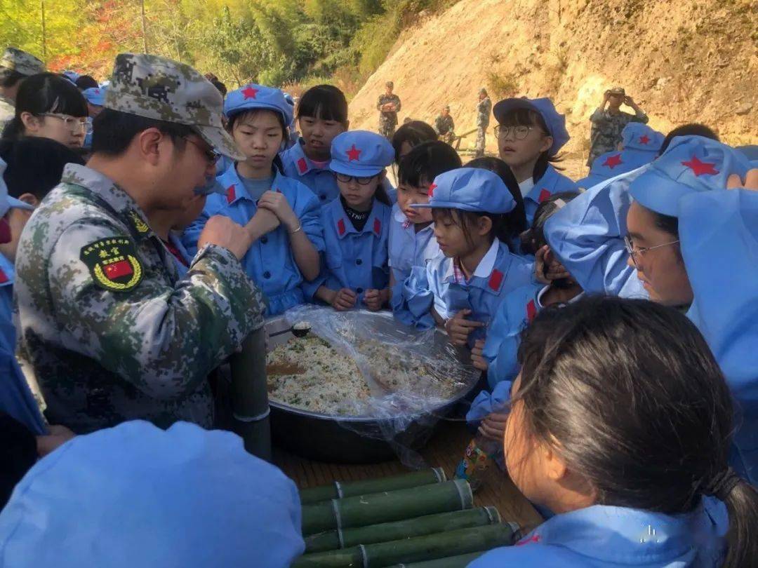 路桥区峰江小学五一班张亦辰告诉小编:这次活动让我体会到了当年红军