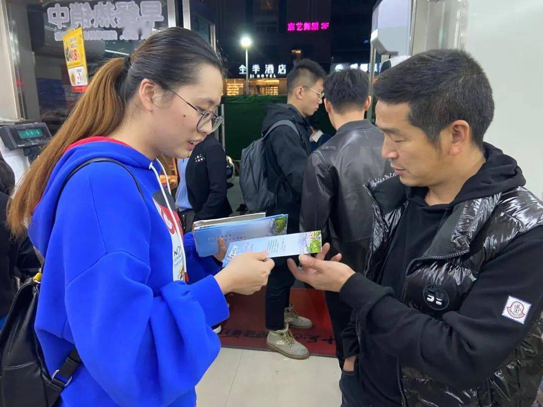 宣传标语的小礼品还送来了印有文明城市创建宣传资料,调查问卷外他们