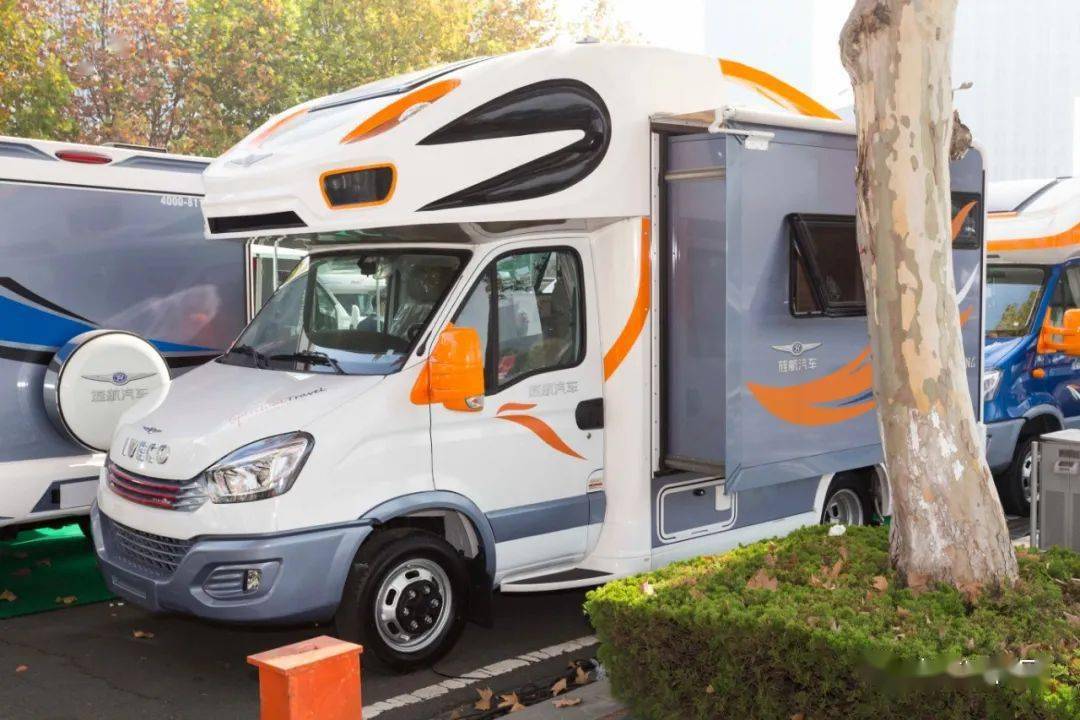 展会第二日:展会优惠价!旌航三款单拓展c型房车50万