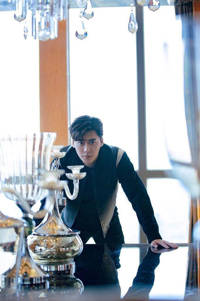 boss全球代言人李易峰一身黑look优雅帅气男神范