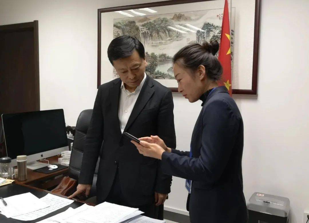 王凤波王一兵参加第七次全国人口普查登记