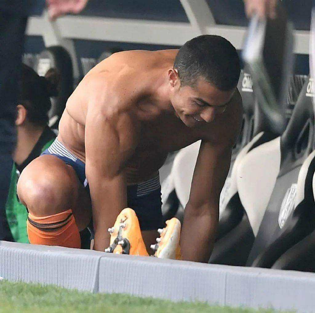 c罗换衣服被偷拍引发舔屏,网友:这肉体爱了爱了