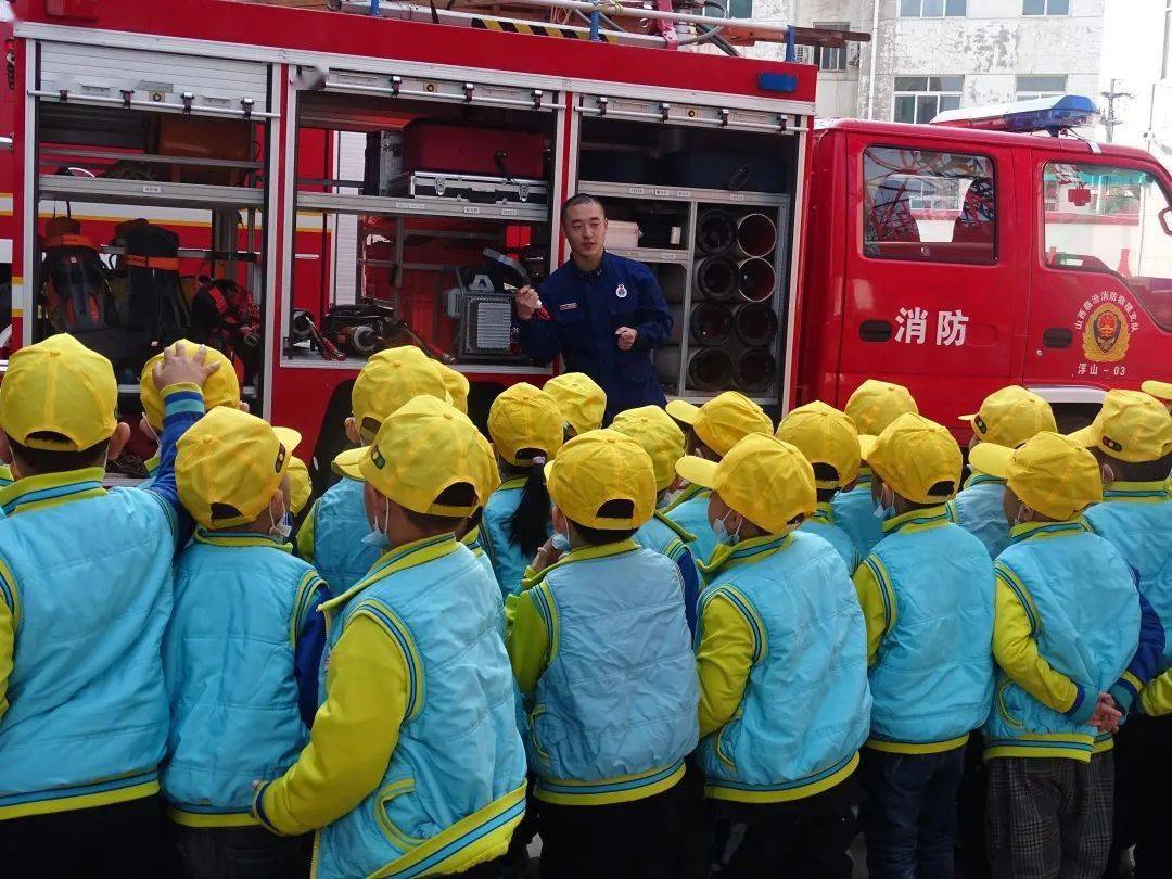 幼兒園小朋友進紅門爭當小小消防員