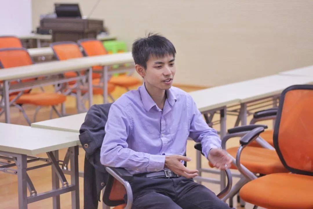 这位年轻的特聘教授在社交媒体上拥有许多让人惊叹的标签,比如"  量子