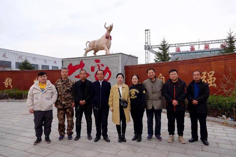 我校副校長趙權利和扶貧辦郭婷陪同武鄉縣故縣鄉領導到襄垣縣林盛果業