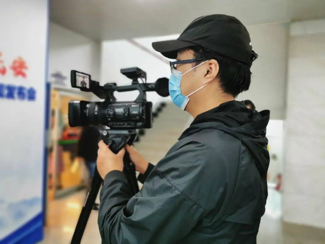 一直在路上致敬每一个辛勤工作的记者今天祝全体新闻工作者节日快乐!