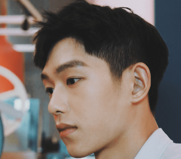 唇形是讨喜的心形嘴,非常饱满,莫名有些性感.