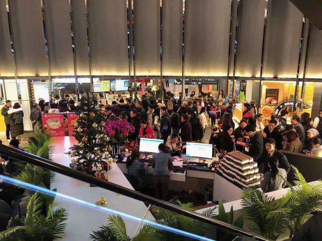 热门餐厅顾客排队背后的秘密是什么