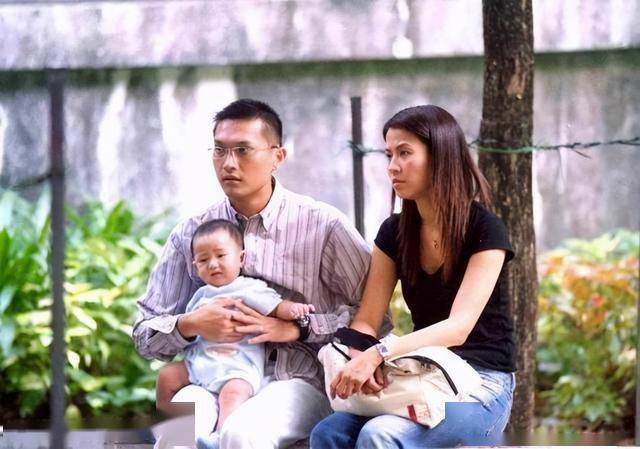 这也惹起了大男子主义父亲的十分不满,第一部中陈锦鸿就游荡在老婆