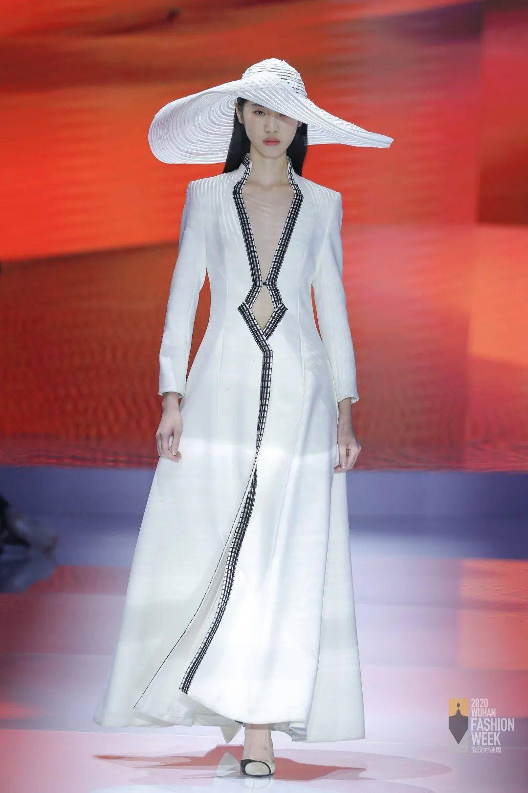 以时装为名爱尚武汉东方宾利40名模助阵2020武汉时装周开幕大秀