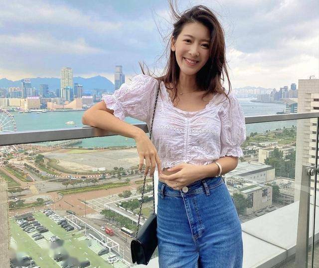 香港女演员余香凝新婚晒婚纱照大秀好身材曾被人骂拜金