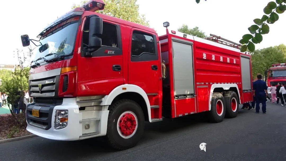 我园邀请新港城消防中队来我园开展了一场"消防车进校园"