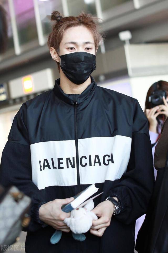 岳明辉哪吒头亮相机场十分可爱黑色造型时髦帅气