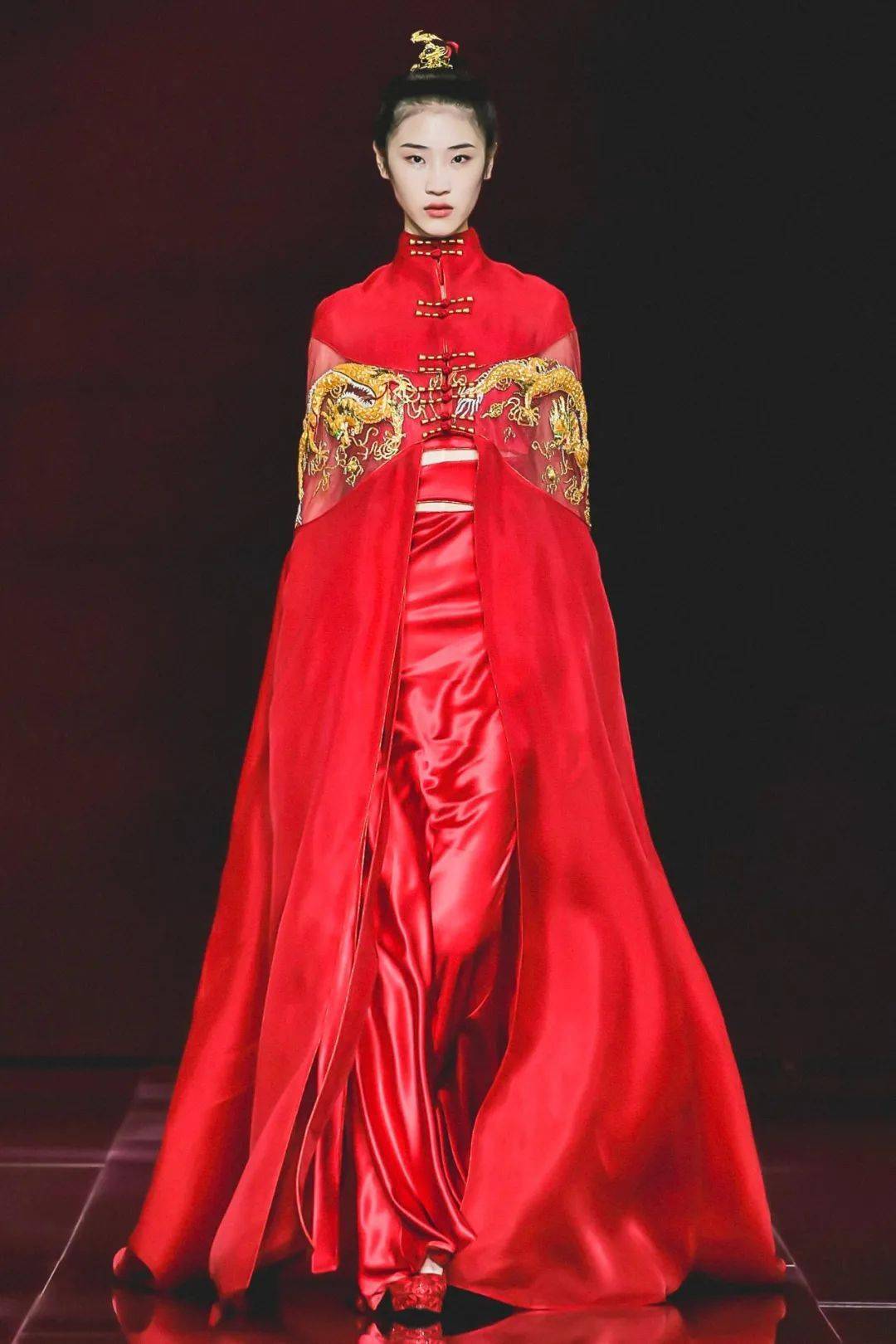 「天玺」力求从材质到工艺细节以及礼仪行为上保持着对服装的敬意