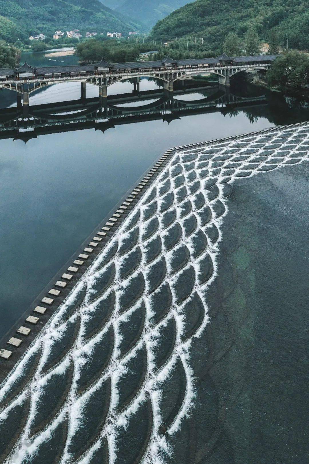 发现这里有不少老街小巷 驱车继续前行 以龙鳞为设计灵感的「龙鳞坝」