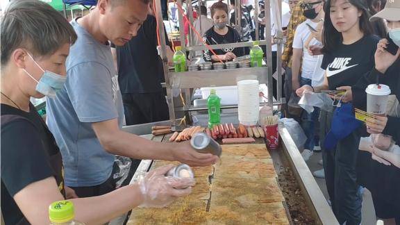 東北最有名的街邊小吃烤冷麵到底有多火伊春地攤兒擺起來了