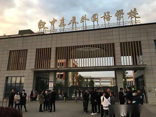 "汉中东辰是个全封闭的寄宿制学校,我们把好好的孩子送进去,不仅仅是