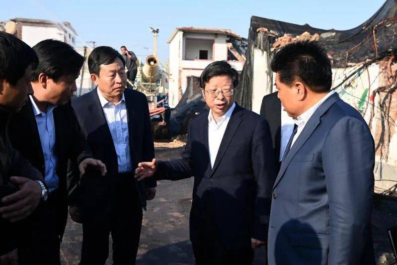 11月9日下午,市委书记钱三雄带领有关负责同志就环城公路建设和拆迁