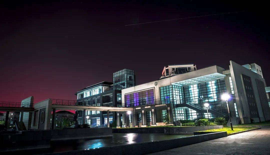 夜色下的临港大学城摇曳的青春