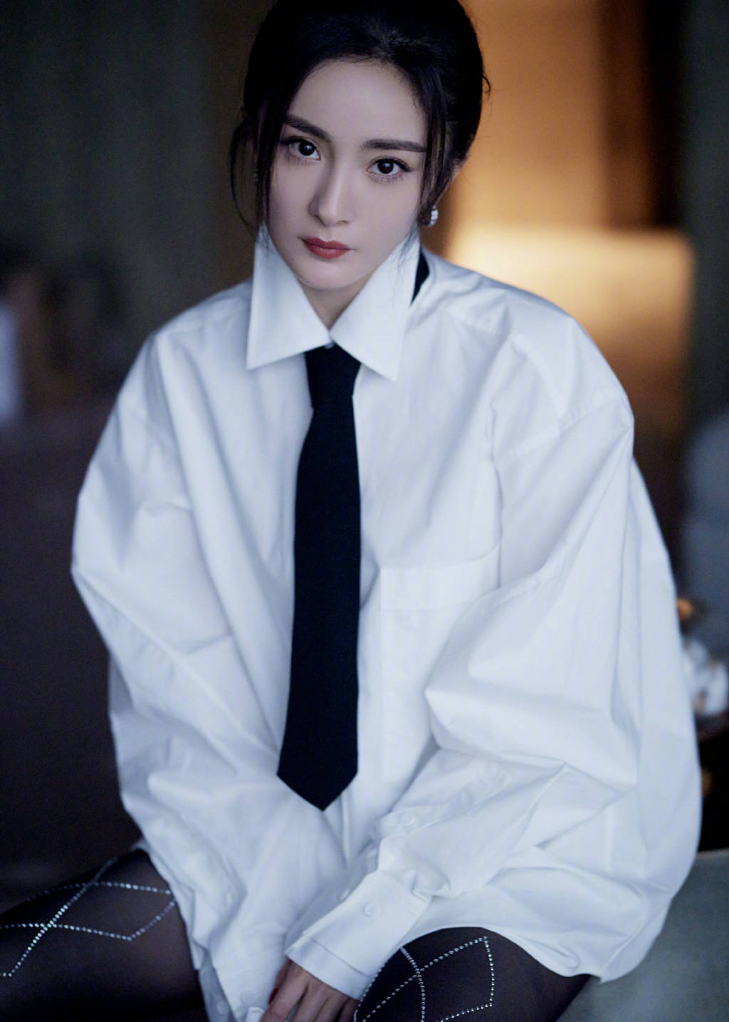 杨幂穿白衬衫似少女 搭配黑丝袜又纯又欲