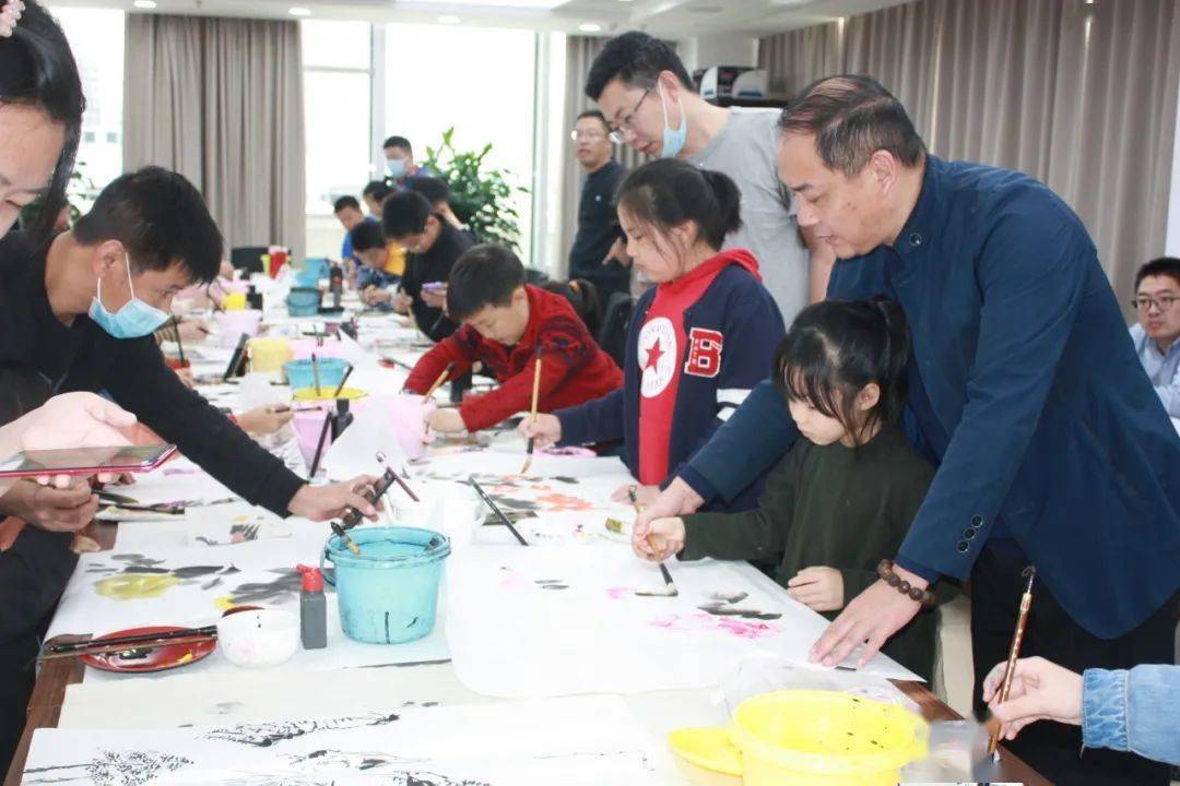 画的兴趣,同时也进一步弘扬了中国传统文化艺术,为培养更多的国画新苗