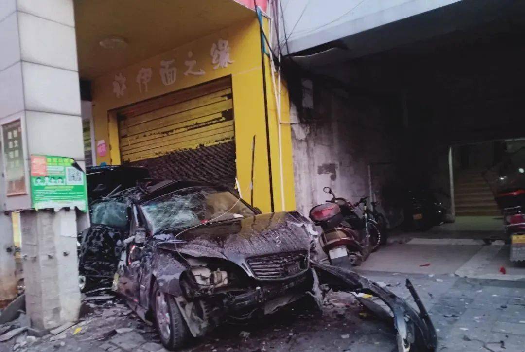突发宁远九亿街河边发生严重车祸