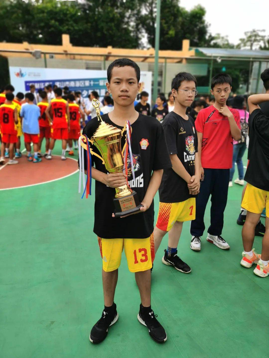 自助教育助力成长篮球后浪一往无前平洲二中男子篮球队在区运会篮球