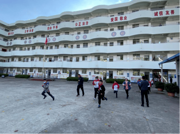 官渡区小板桥镇中学图片