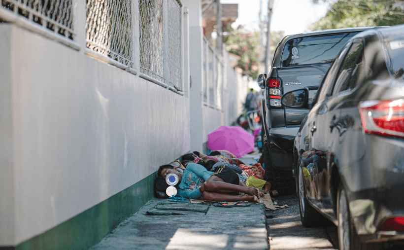 66岁金像影帝落魄街头"卖衣服":67若能衣食无忧,谁愿颠沛流离_手机