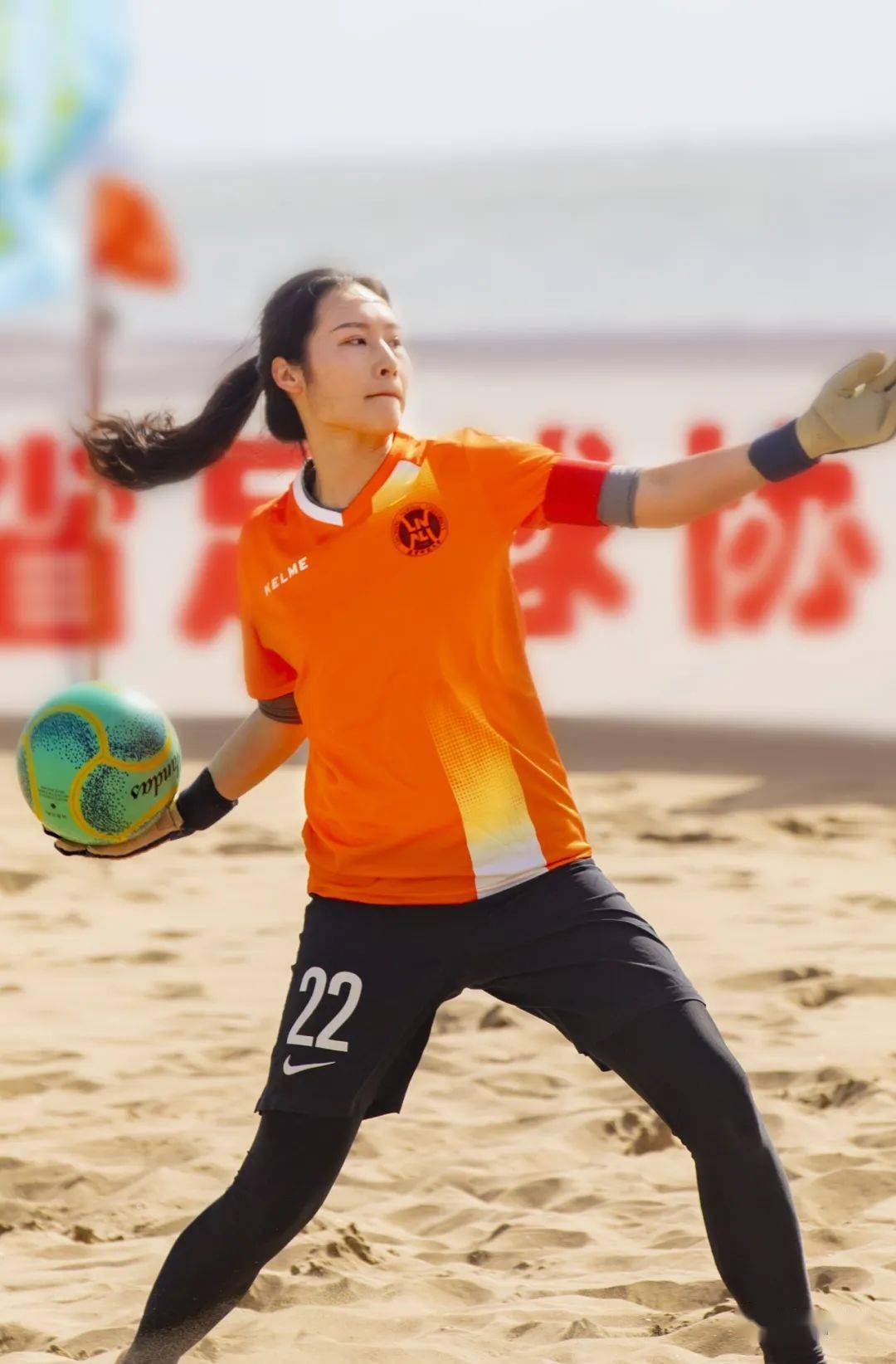 满屏都是漂亮小姐姐全国女子沙滩足球赛可看性很强