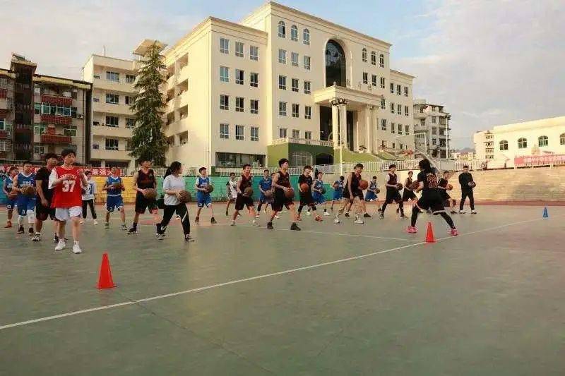 走进鹤峰县中等职业技术学校