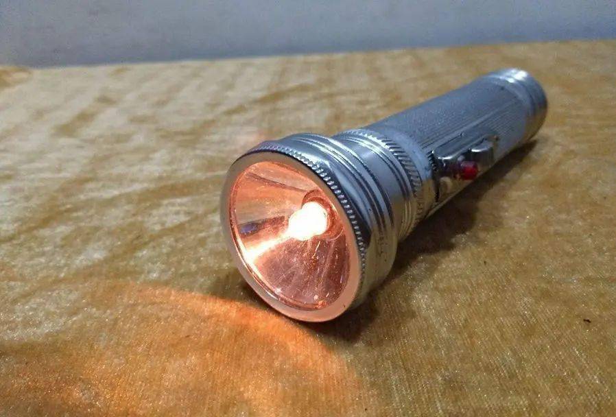 被手电筒照亮的童年_虎头牌