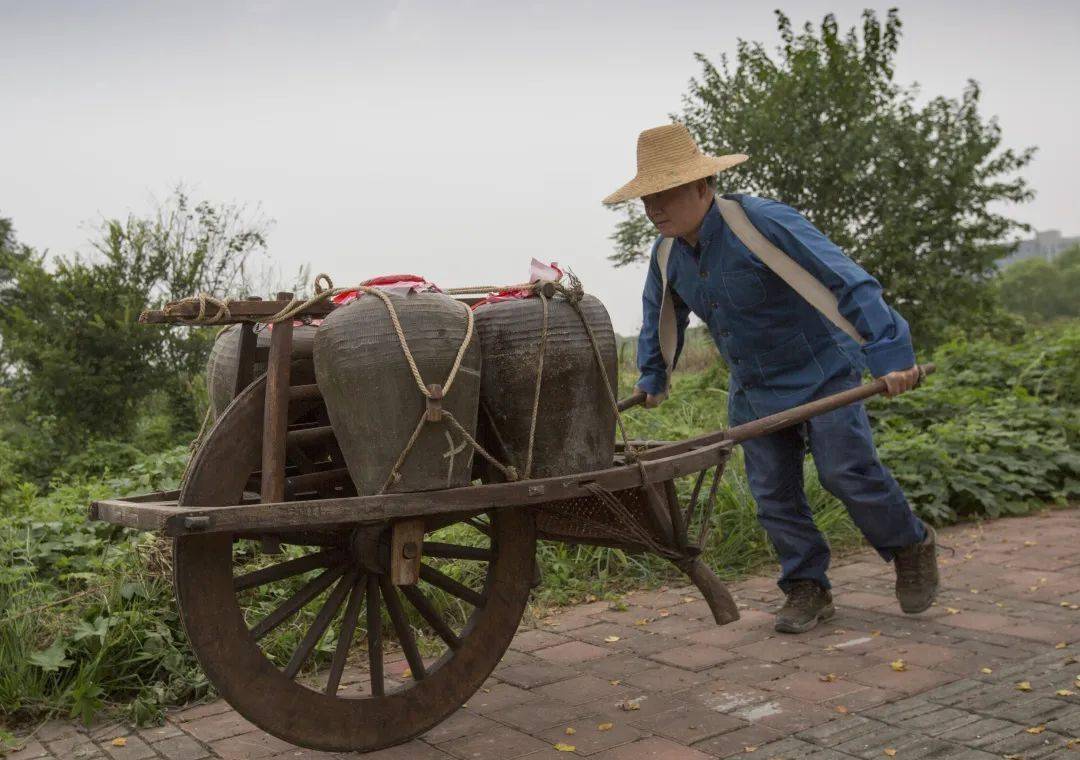 曾经,聪明的劳动人民发明了一种手推的独轮小车,因为制作简便,用材