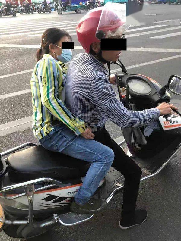 玉环人这批人骑电动车不戴安全头盔违法载人被点名