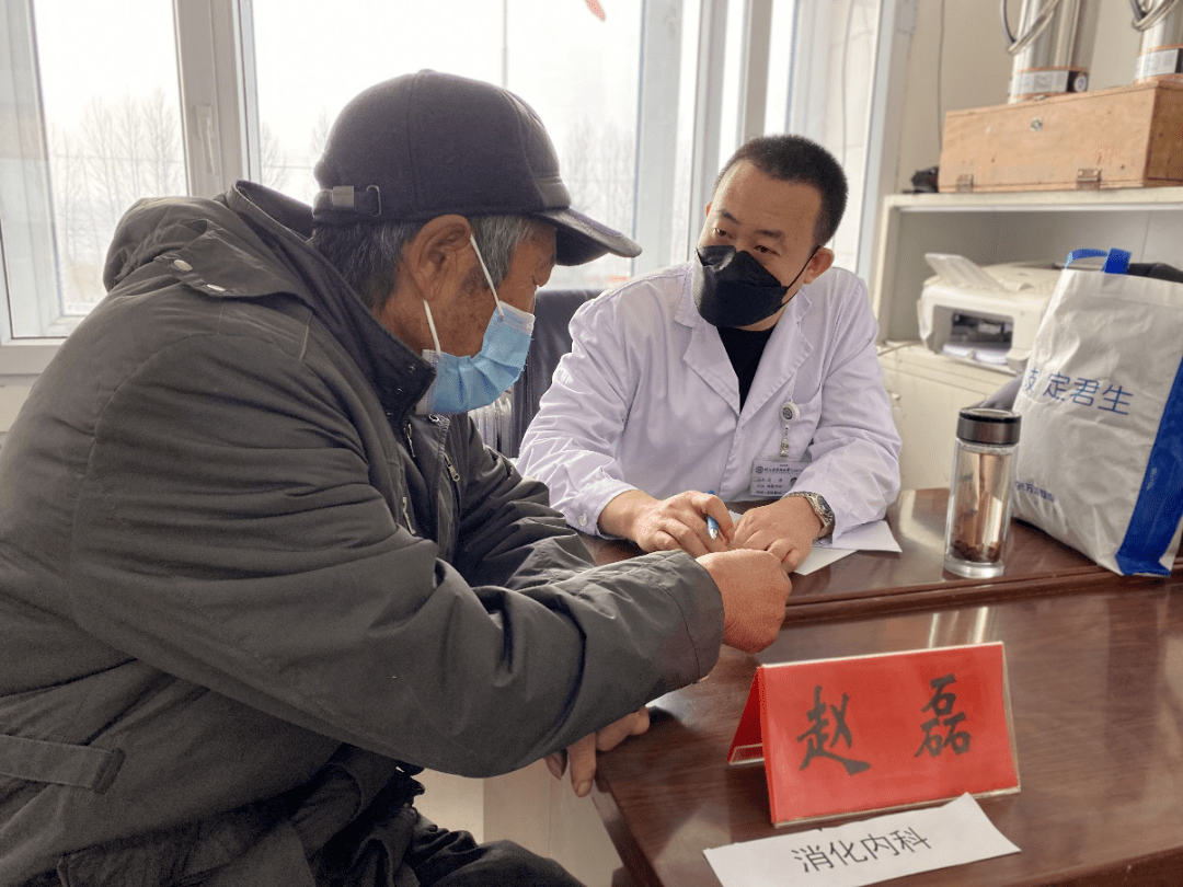 医师为村民义诊哈医大二院副院长付然代表医院向南众村捐赠药品随后