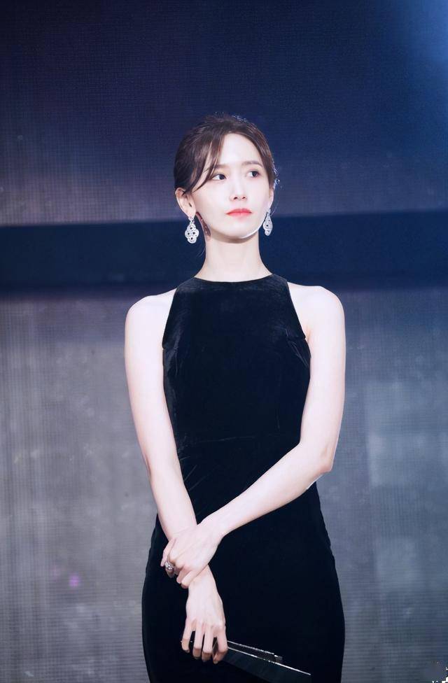 韩国公认好人品林允儿穿上黑色贴身礼裙窈窕身材直女看了心动