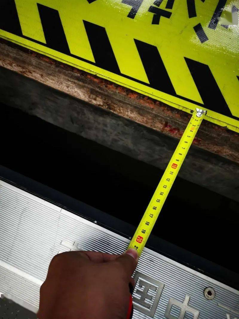 列车与站台间缝隙过大?有女乘客坐莞惠城轨陷入缝隙受伤!