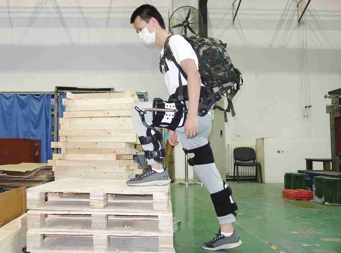 中国最新"钢铁侠"外骨骼:负重25公斤能快跑,穿脱仅需1分钟
