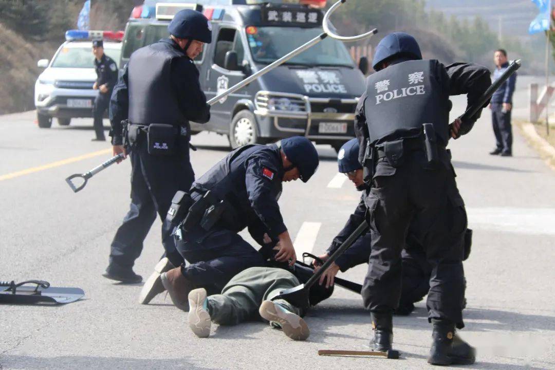 医疗组迅速到达现场救治伤员刑事侦查组在现场勘查取证固原市公安局