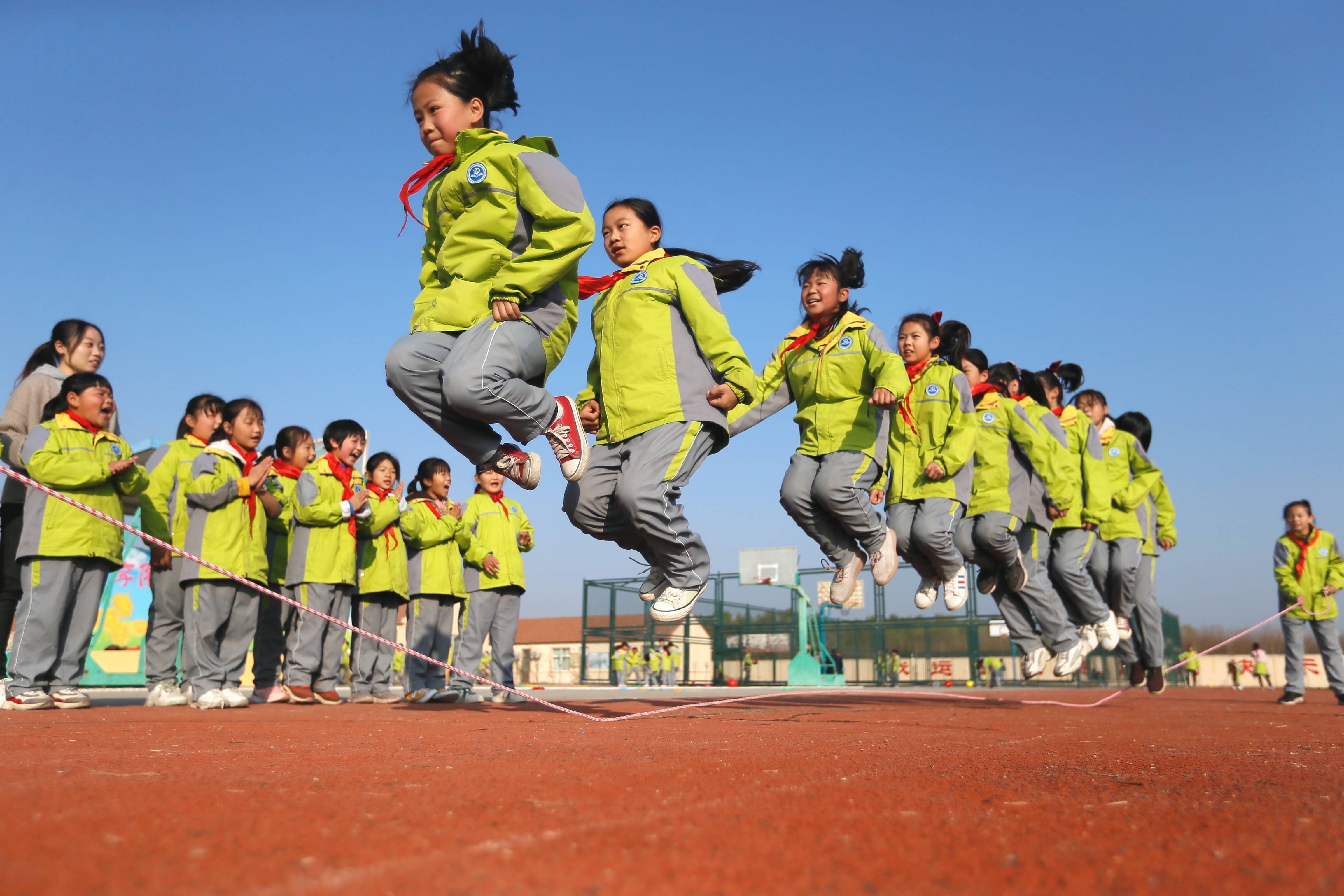 11月12日,学生在大课间参加集体跳绳.