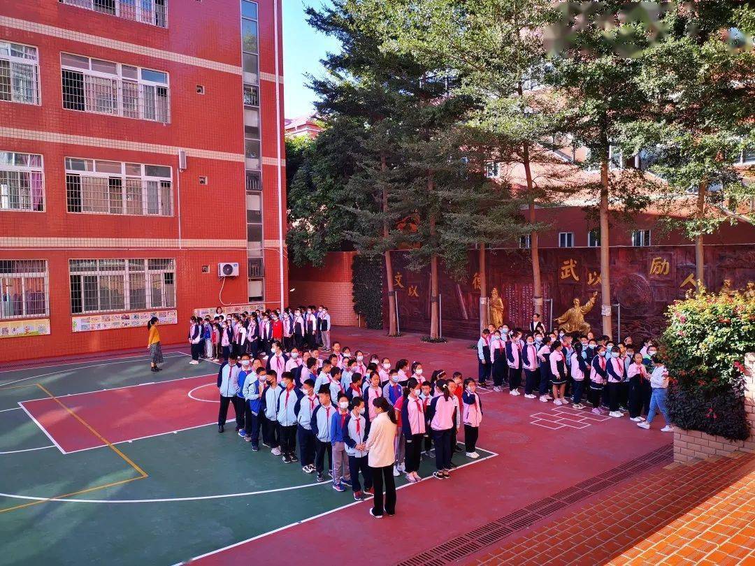 励志教育防火自救逃生共筑生命安全记高殿中心小学119消防疏散演练