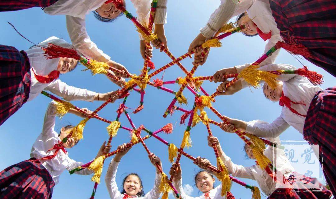 超帅!这群孩子手执"霸王鞭"霸气开舞