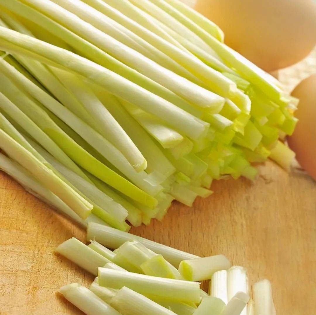 韭菜和蒜黄的叶子都是蜡黄色,基部嫩白,要怎么区分呢?