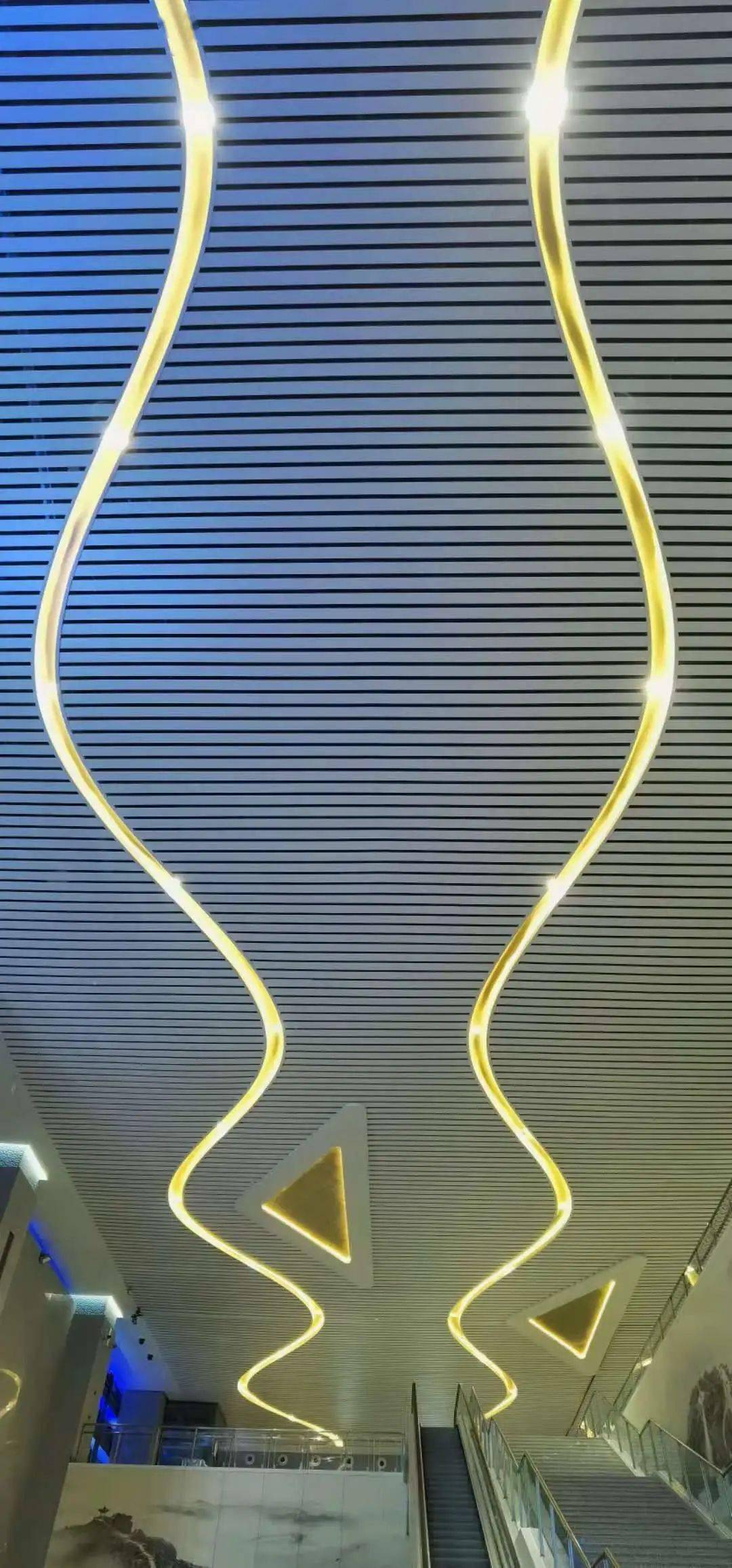 抬头就能看到以水波纹概念设计的苍南站吊顶,波浪形的灯带设计新颖