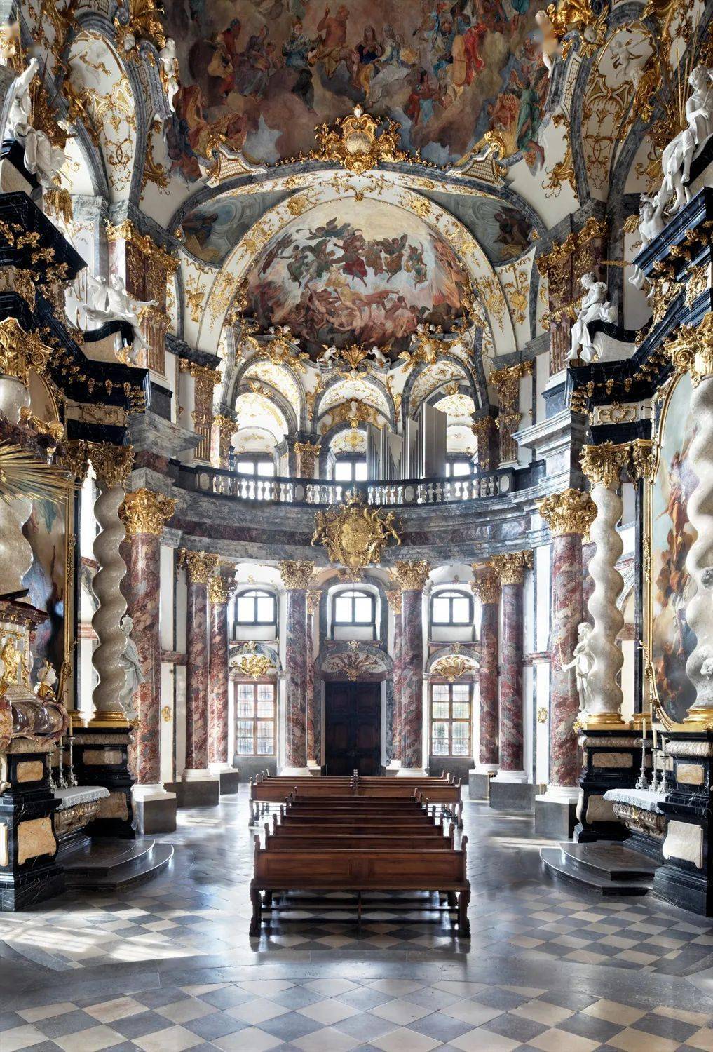 维尔茨堡宫由宫殿,花园和广场三部分组成,建于1720年至1744年的欧洲