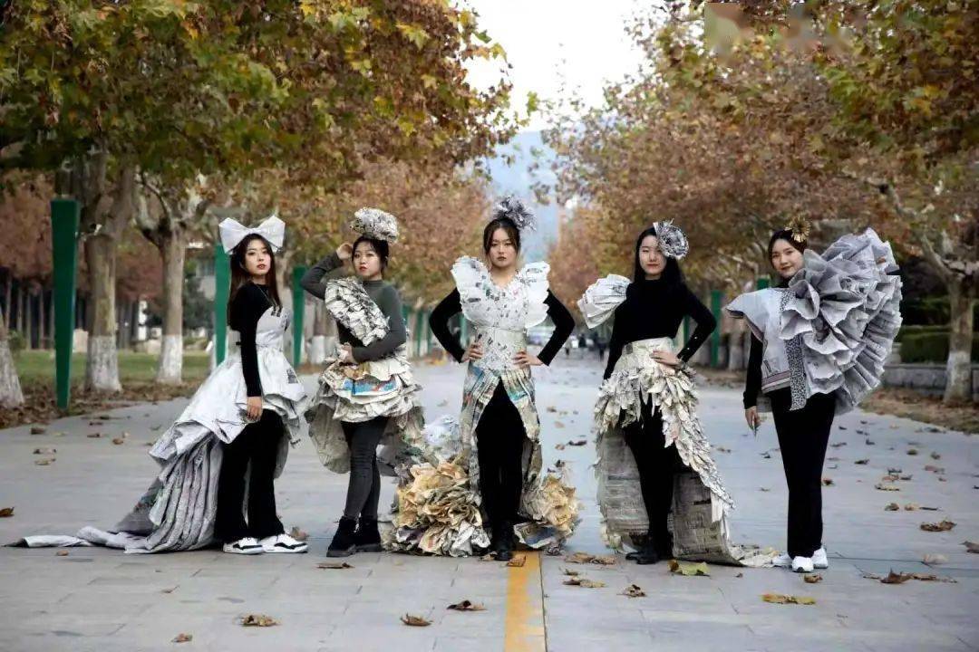 最后是教师作品展示,别出心裁的设计理念,不仅有大胆创新的抹胸吊带