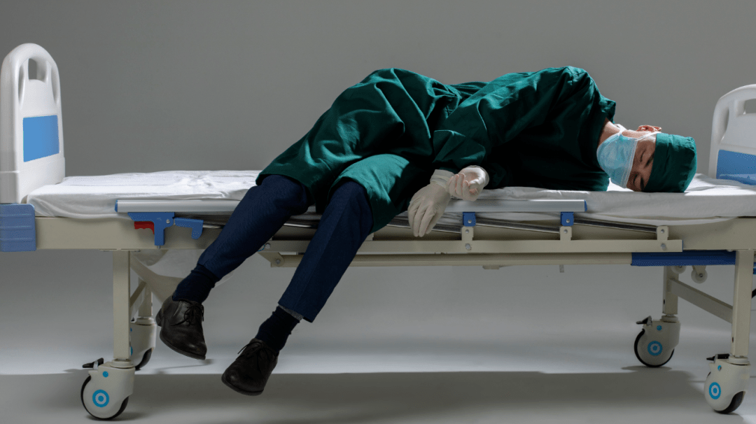 你知道医生和护士长期处于超负荷状态,常常累瘫在手术台旁.