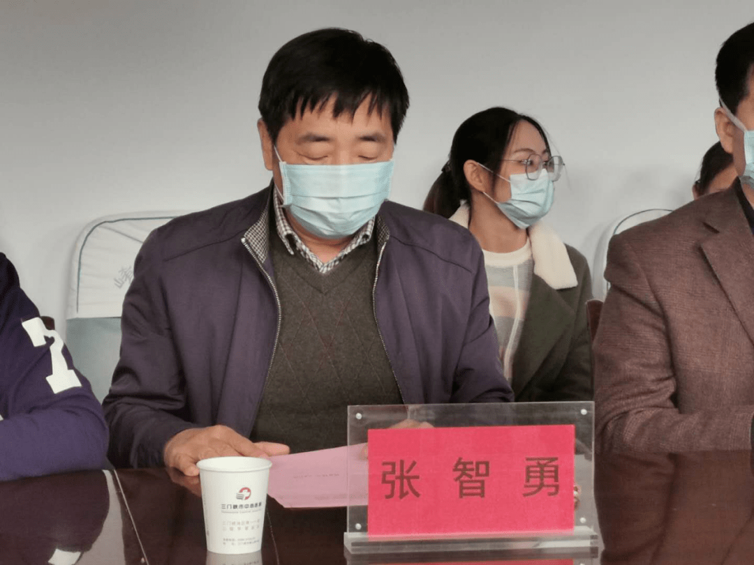 主任梁立新,普儿二病区主任刘京涛和新生儿科副主任雷国锋担任组员