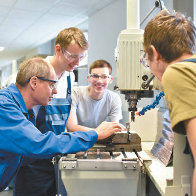 几名德国职业学校学生正在当地工厂实习. 汉堡市政府官方网站供图